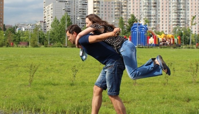 Парень катает девушку на себе
